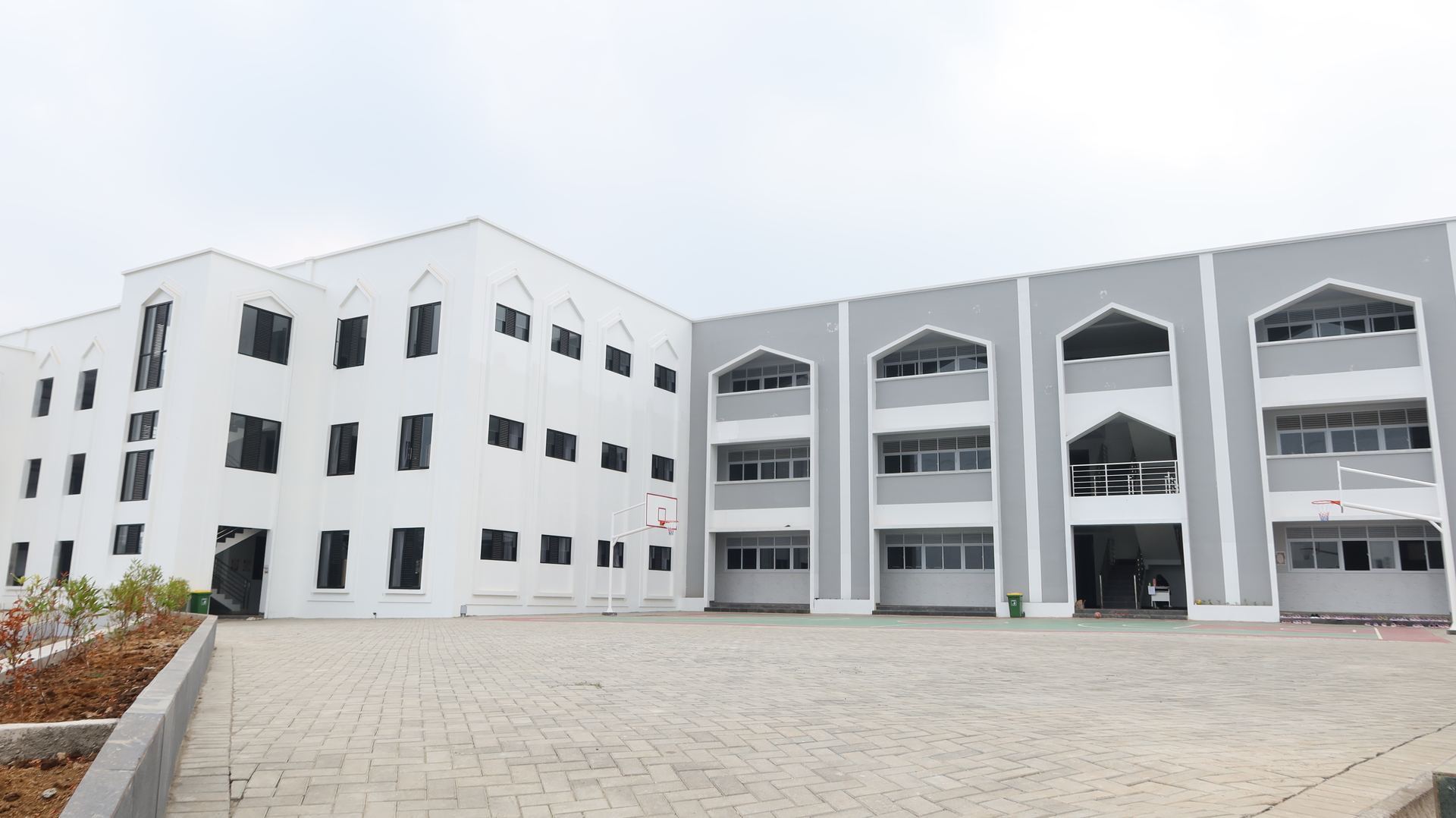 Gedung kelas dan lapangan basket